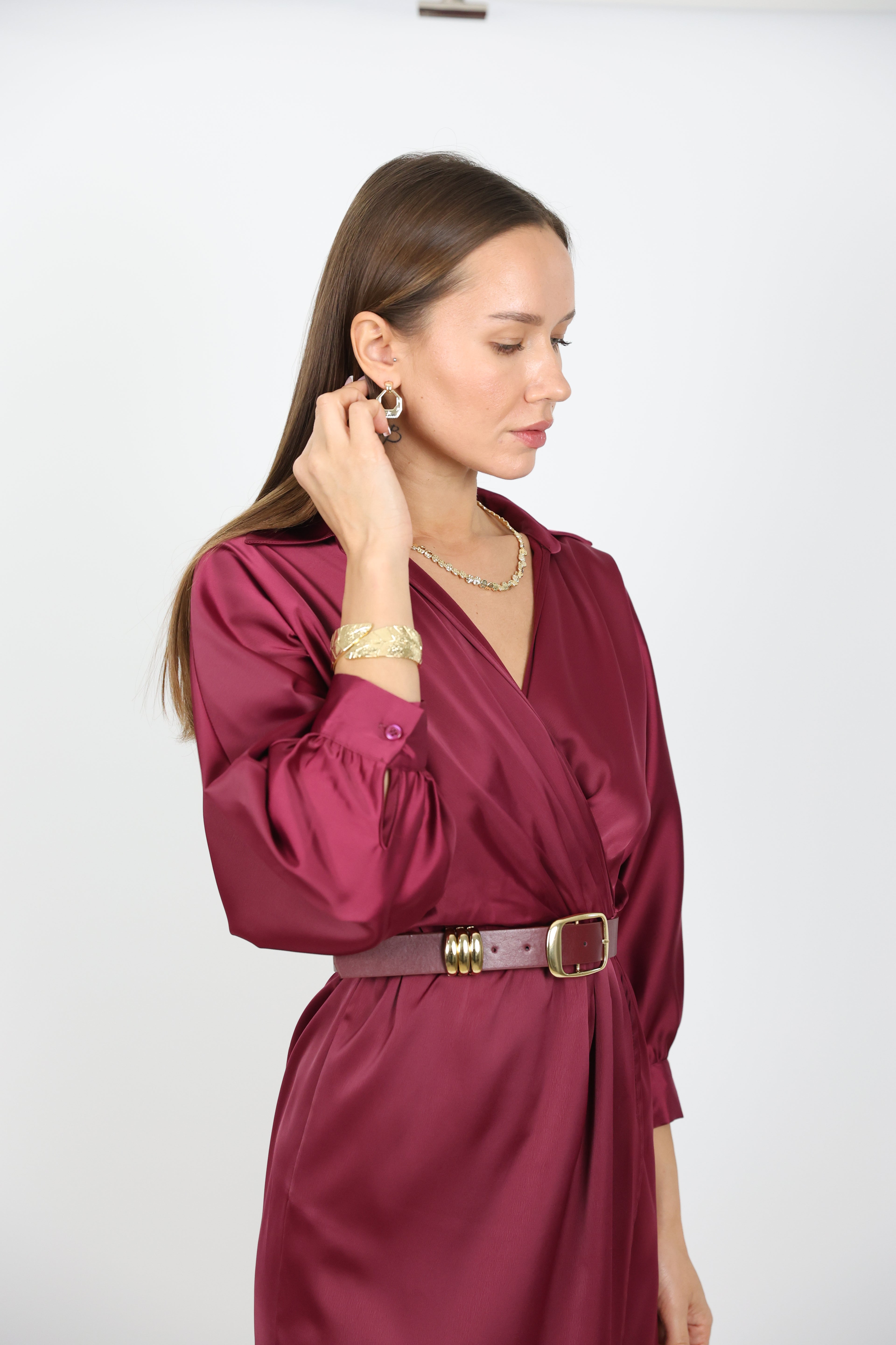 Yırtmaç Detaylı Kemerli Elbise